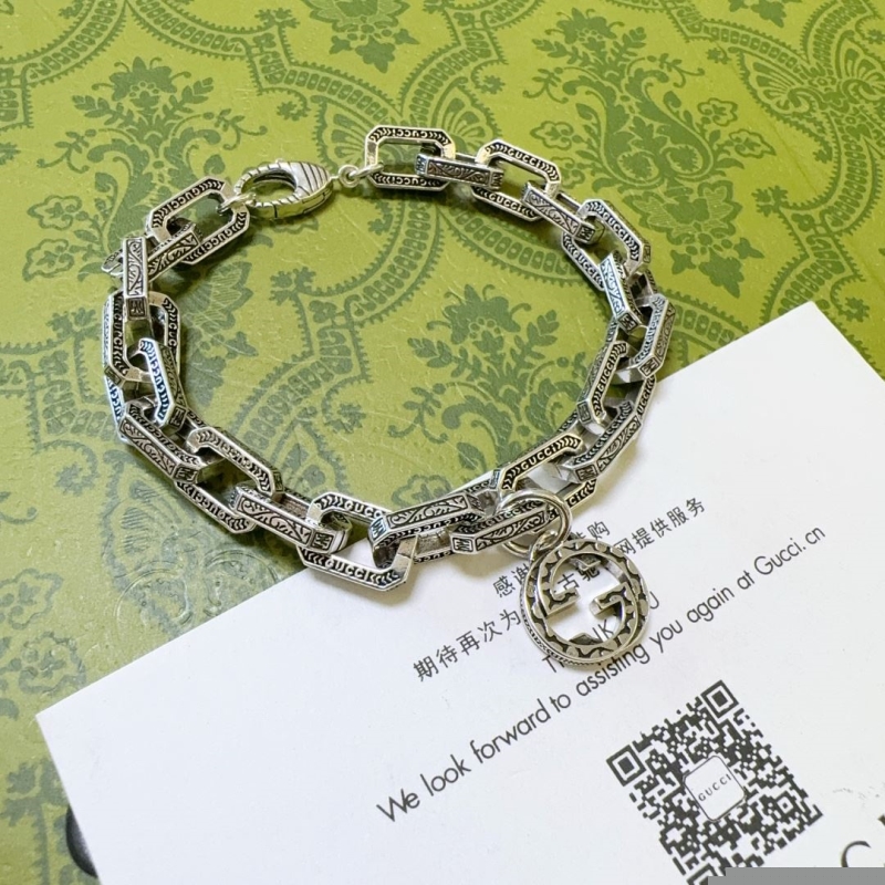 G*u*i bracelets